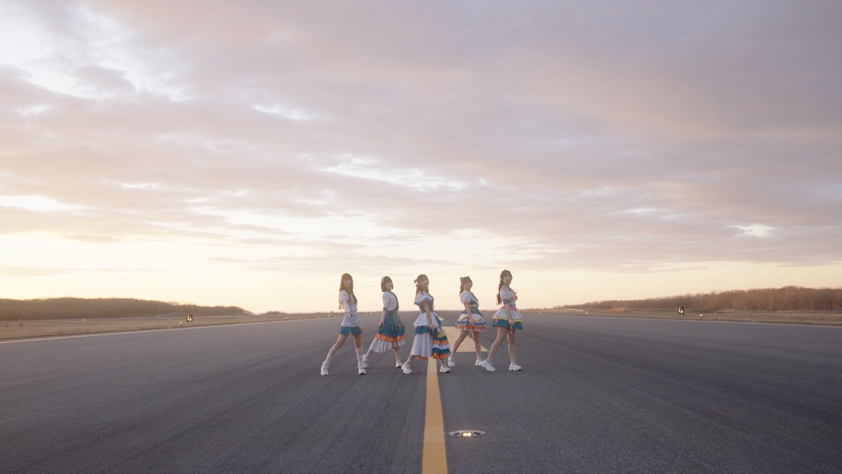 北海道発のアイドルグループ「タイトル未定」 全曲タイアップの豪華シングル『プラネタリウム』リリース！ 滑走路で撮影した『翼』のMUSIC VIDEO解禁：タイトル未定